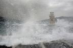 Шторм у черноморского побережья Турции разломил на две части сухогруз