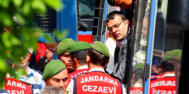 Турецкий суд запретил Огюну Самасту, убийце Гранта Динка, покидать пределы страны