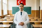 Учителя в Турции теперь должны носить белые халаты: Минобразования ввело единые правила для школ