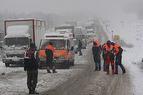 В центральных районах Турции из-за сильного снегопада сотни машин застряли в заторах