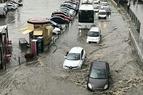 Наводнение, вызванное сильным ливнем, парализовало Стамбул