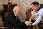 Из-за страха перед коронавирусом актёр Малкович встретился с мэром Стамбула в латексных перчатках