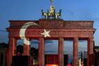 Главные ворота Берлина окрасились в цвета турецкого флага