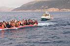 Турецкая береговая охрана избавила 62 беженцев от опасного путешествия