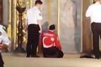 Двое мужчин совершили намаз в соборе Святой Софии в Стамбуле
