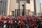 Тысячи людей по всей Турции выступили против полиции и в поддержку свободы СМИ