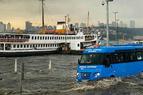 Море вышло из берегов после проливных дождей, обрушившихся на Стамбул