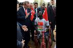 Эрдоган подарил молодому жителю Нигера кресло с электроприводом