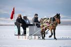 Замёрзшее озеро привлекает туристов с началом сезона санных прогулок на востоке Турции