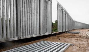 Греческие власти расширят стальной забор на границе с Турцией