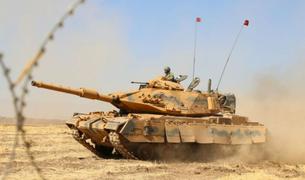 «Турция отправила к границе с Сирией дополнительные танки и гаубицы»