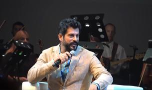 Актер «Великолепного века» Бурак Озчивит выступил с моноспектаклем в Москве