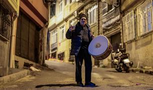 Старинный барабанный ритуал в Стамбуле возвещает о времени предрассветной трапезы в Рамадан