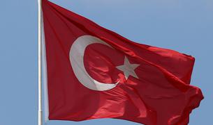 Портал: Греческая певица отказалась выступать в Турции из-за турецкого флага на сцене