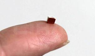 Самая маленькая книга и самая тонкая бумага в мире
