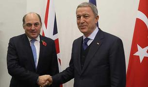 Министры обороны Турции и Великобритании обсудили сотрудничество