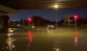 Проливной дождь стал причиной наводнения в турецкой провинции Измир — ВИДЕО