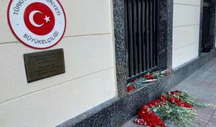 Москвичи принесли цветы к посольству Турции в память о погибших в Стамбуле