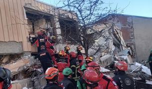 В пригороде Стамбула обрушился дом, под завалами могут быть 5 человек