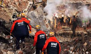 СМИ: В пригороде Стамбула из-под завалов дома достали тела двух человек