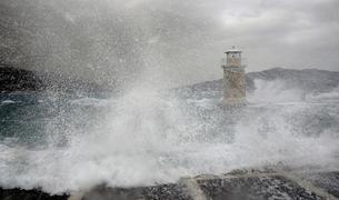 Шторм у черноморского побережья Турции разломил на две части сухогруз