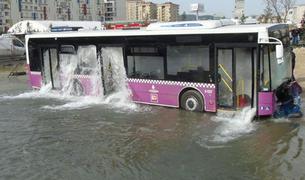 В Стамбуле пассажиры чуть не утонули в автобусе - ВИДЕО