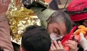 Спасатели в Турции спустя 278 часов вытащили живым из-под завалов мужчину