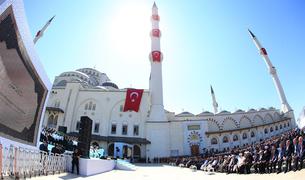 В пятницу в Стамбуле открылась самая большая в Турции мечеть