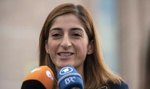 Турецко-немецкая журналистка оправдана по делу о терроризме после 5 лет разбирательств