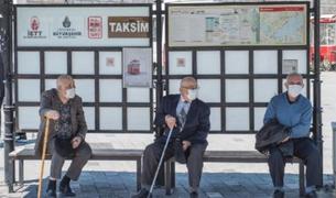 DW: Пожилые турки недовольны продолжающимся комендантским часом по возрасту