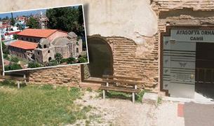 Для реконструкции древней мечети использовались цемент и стеклянная дверь