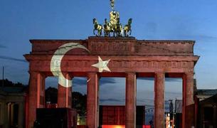 Главные ворота Берлина окрасились в цвета турецкого флага