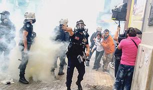 Полиция применила слезоточивый газ против протестующих в Стамбуле