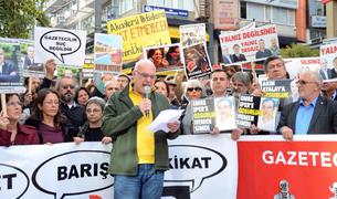 Турецкие журналисты провели акцию протеста в поддержку заключённых в тюрьму коллег