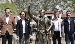 Полиция взяла под охрану статую османского принца, снимающего селфи