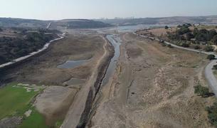 В Измире, из-за критического снижения уровня в водохранилищах, введены отключения воды