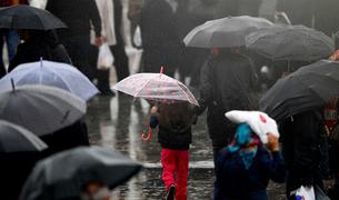 Метеорологи предупреждают о сильных ливнях и грозах в Стамбуле