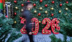 В Турции искусственные ели становятся ключевым элементом новогодних праздников