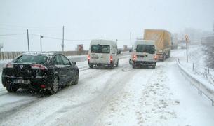 Сотни сельских дорог закрыты в Турции из-за сильного снегопада