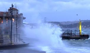 Шторм обрушился на Стамбул, нарушив транспортное сообщение на западе Турции