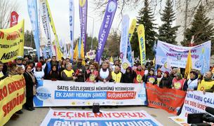 «Мы не сводим концы с концами»: госслужащие протестуют против низких зарплат в Анкаре