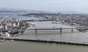 Загрязнение и слабая циркуляция воды изменили цвет Золотого Рога в Стамбуле