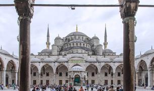 Двое граждан Греции задержаны в мечети Айя-София из-за религиозного флага