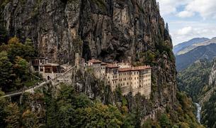 Камнепады угрожают монастырю Сумела в Трабзоне: власти оценивают риски