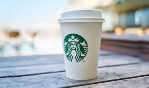 Ведущую телеканала в Турции уволили за появление в студии со стаканом Starbucks