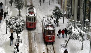 Из-за обильного снегопада в Стамбуле отменены занятия в школах
