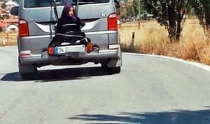 В Турции задержан водитель, перевозивший женщину, привязанной к задней части автомобиля