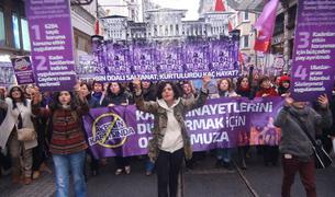 Турецкие феминистки провели марш протеста против насилия над женщинами