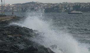 Проливные дожди и шквалистый ветер остановили морскую навигацию в Стамбуле