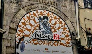 Нусрет «Salt Bae» оштрафован за «оскорбительную» вывеску ресторана на историческом Гранд базаре в Стамбуле